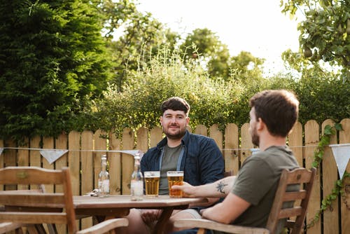 男性朋友一起享受空闲时间和啤酒 · 免费素材图片