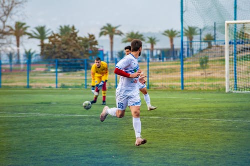 在白天踢足球的人的照片 · 免费素材图片