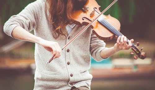 白天开小提琴的灰色羊毛衫的女人 · 免费素材图片