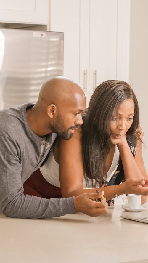 有关垂直拍摄, 室内, 看着屏幕的免费素材图片