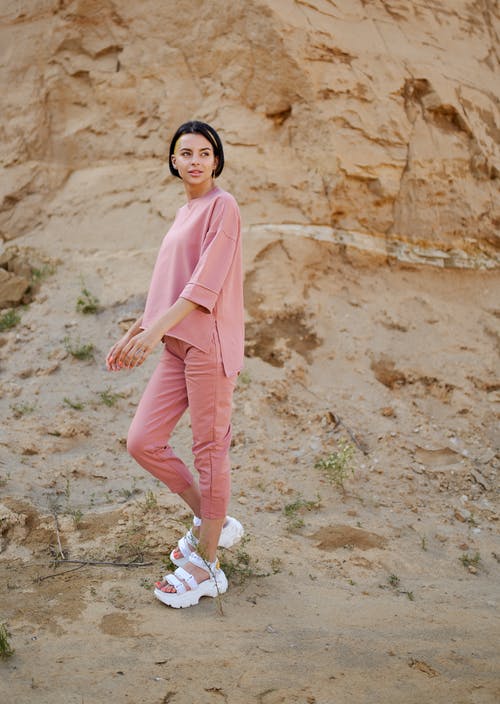 在粗糙山附近的凉鞋中的时尚模型 · 免费素材图片