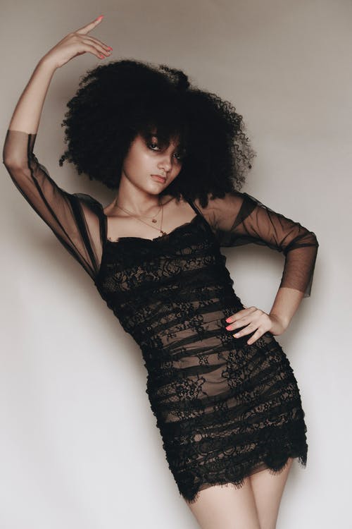 黑色和白色连衣裙的女人 · 免费素材图片