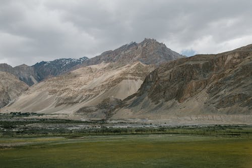 多云的天空山区山谷的惊人景观 · 免费素材图片