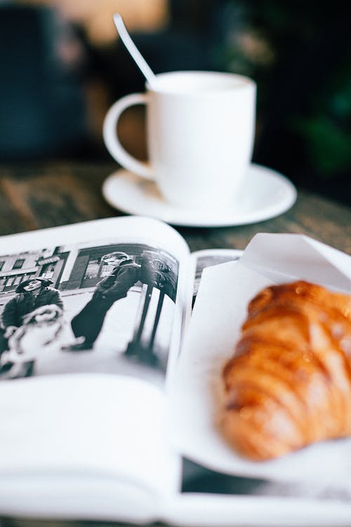 木制的桌子上的白色陶瓷杯 · 免费素材图片