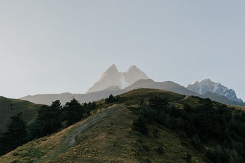 高地上的绿色植物覆盖的山 · 免费素材图片