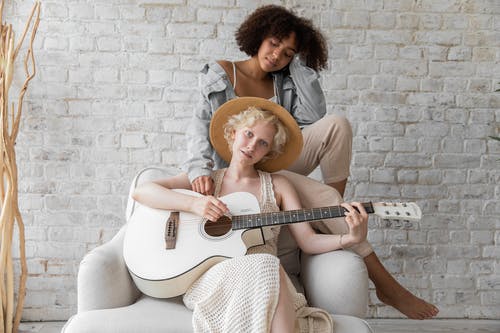 冷静与黑人女同性恋女性弹吉他的女人 · 免费素材图片