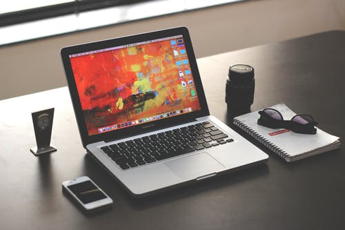 桌上的macbook Pro · 免费素材图片