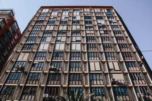 棕色和蓝色的混凝土建筑的低角度照片 · 免费素材图片