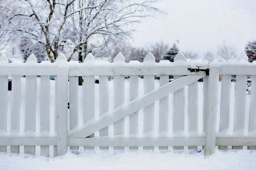 雪覆盖的栅栏的照片 · 免费素材图片