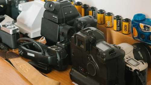 黑色相机在木桌上的照片 · 免费素材图片