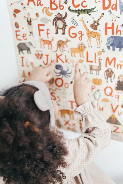 儿童阅读英语字母 · 免费素材图片