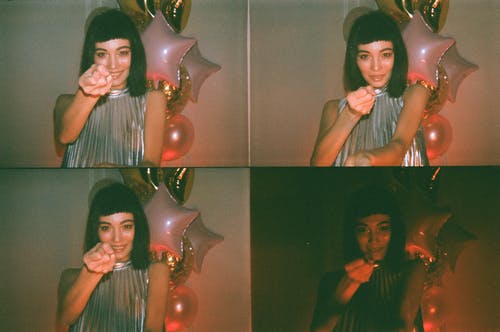 女人站在气球附近的照片 · 免费素材图片