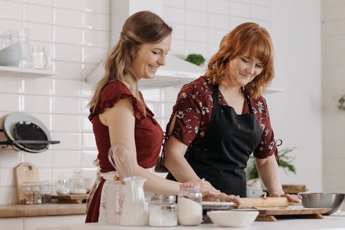 有关一起, 准备食物, 围裙的免费素材图片