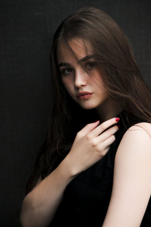 女人穿着黑色背心 · 免费素材图片