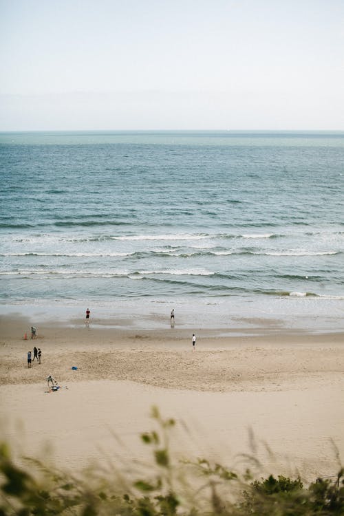 人在海滩上的照片 · 免费素材图片