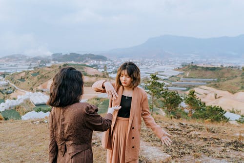 山顶上的两个女人 · 免费素材图片