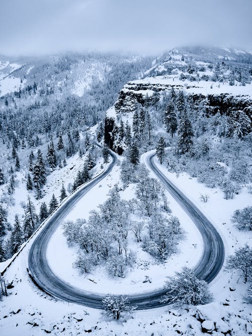 冬季弯道的鸟瞰图 · 免费素材图片