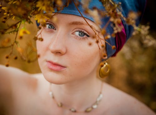 头巾的女人的脸的照片拍摄 · 免费素材图片