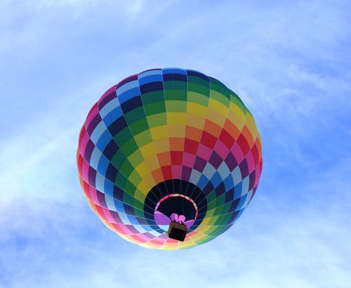 白天热气球飞翔在蓝天下 · 免费素材图片