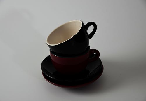 红色和黑色陶瓷杯 · 免费素材图片