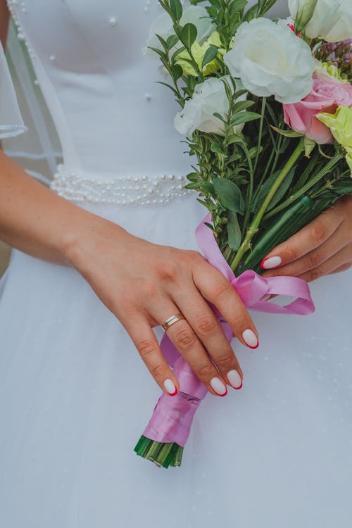 新娘结婚戒指和鲜花 · 免费素材图片