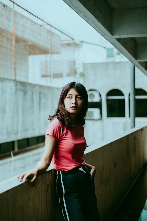 女人穿着红色圆领t恤 · 免费素材图片