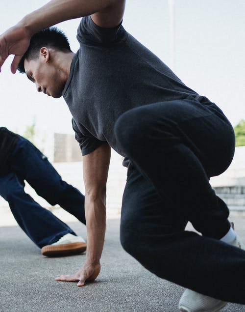 亚洲男子在大街上锻炼 · 免费素材图片