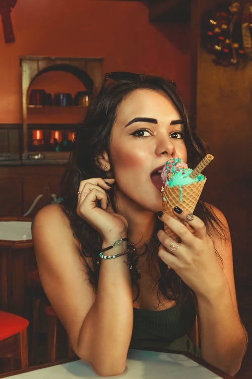 女人吃冰淇淋的照片 · 免费素材图片