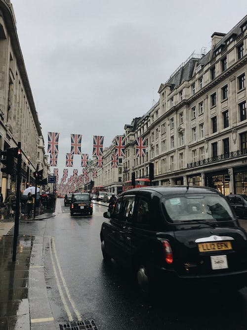 建筑物附近道路上的黑车 · 免费素材图片