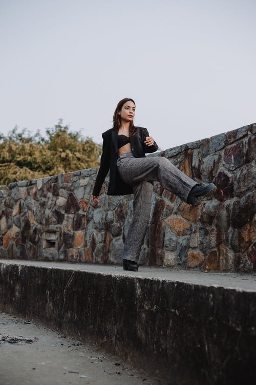 有关围栏, 垂直拍摄, 女人的免费素材图片