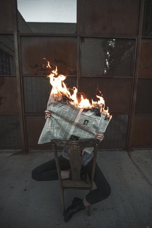 燃烧报纸 · 免费素材图片