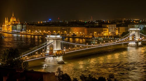 夜间的点燃的桥 · 免费素材图片