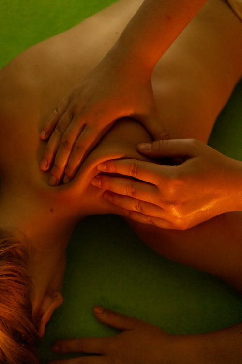 在按摩期间放松的裸体女人 · 免费素材图片