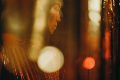 面对侧面的女人 · 免费素材图片