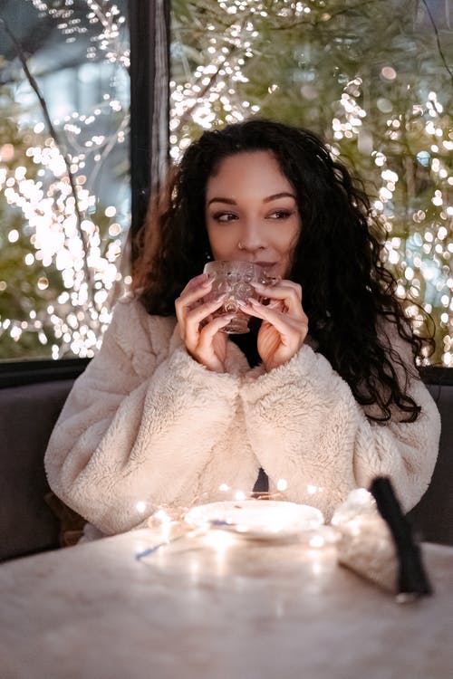 女人穿着白色皮大衣 · 免费素材图片