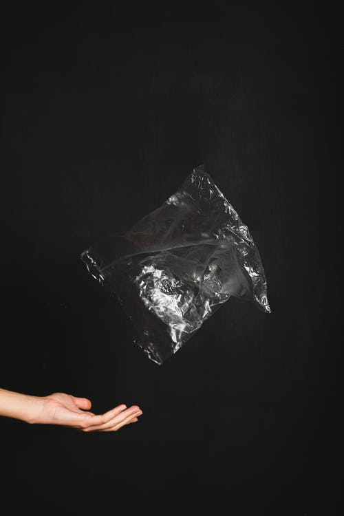 一个人扔一个塑料袋 · 免费素材图片