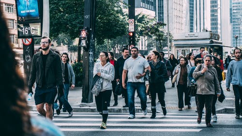 白天在行人专用道上行走的人 · 免费素材图片