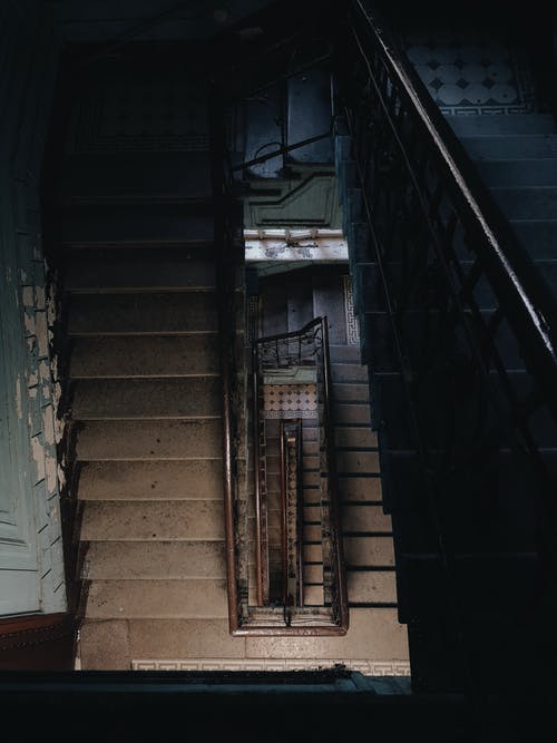 棕色混凝土楼梯上的黑色金属楼梯 · 免费素材图片