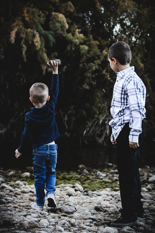 男孩玩岩石 · 免费素材图片