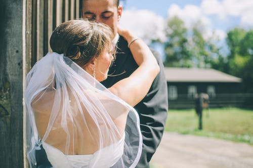 新娘和新郎拥抱 · 免费素材图片
