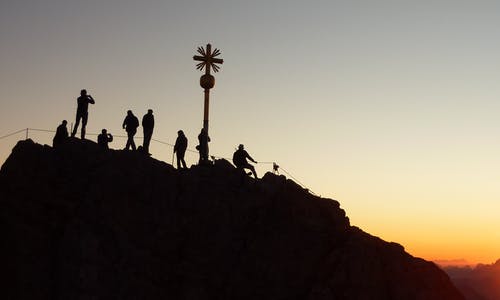 一群人在日落时 · 免费素材图片