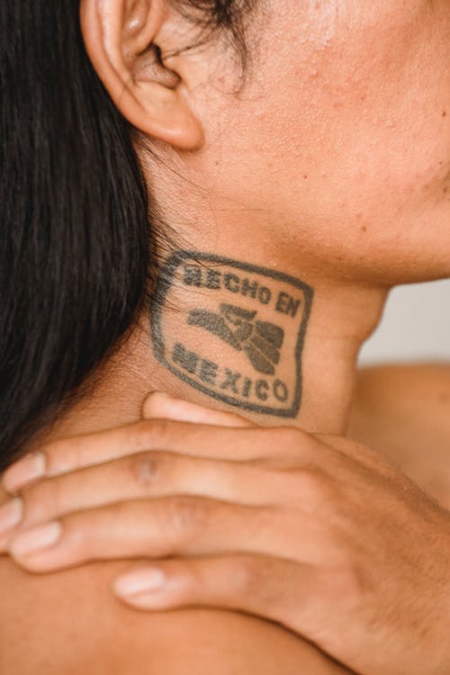 民族男子在脖子上的纹身 · 免费素材图片