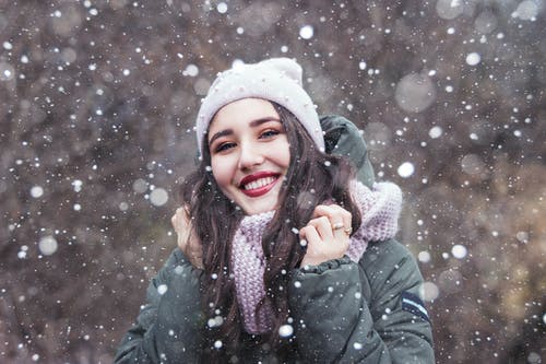 女人穿着冬季夹克和无檐小便帽 · 免费素材图片
