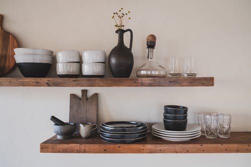 棕色木架子上的白色陶瓷碗 · 免费素材图片