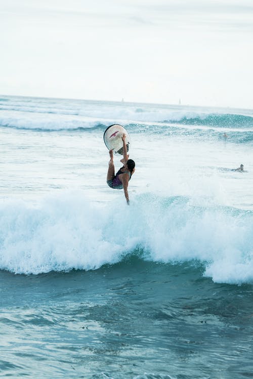 使用冲浪板的人的照片 · 免费素材图片