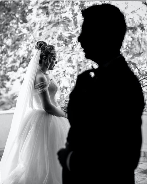 新娘的灰度照片 · 免费素材图片