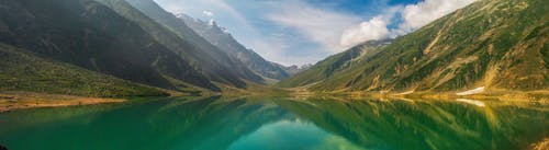 绿湖四面环山 · 免费素材图片