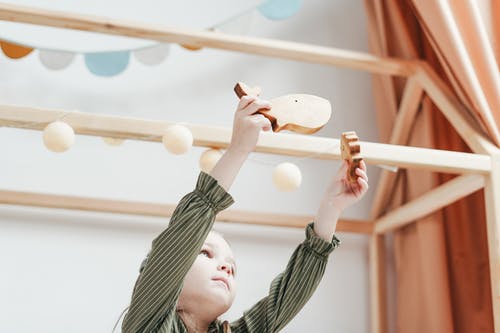 女孩玩木制玩具 · 免费素材图片