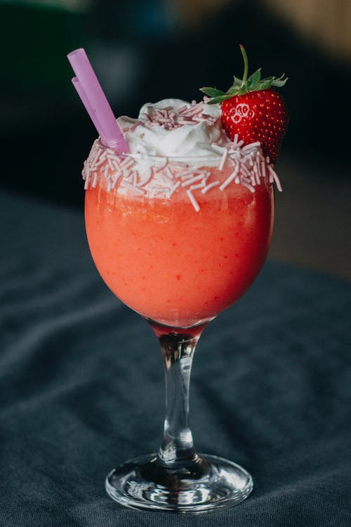 在酒杯上的草莓冰沙 · 免费素材图片