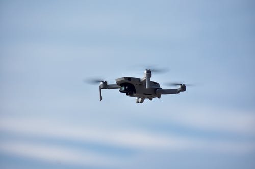 灰色和黑色的无人机在天上飞 · 免费素材图片